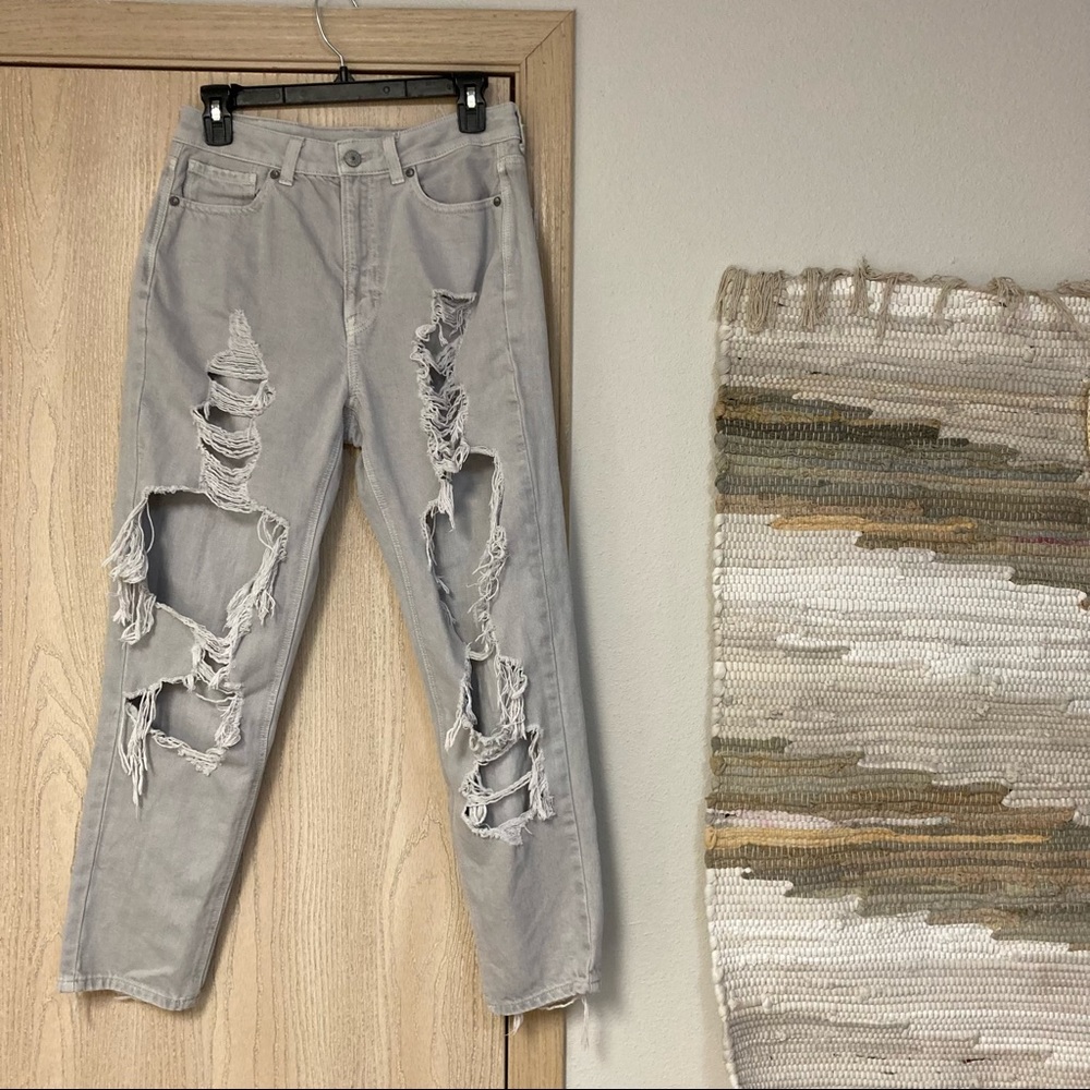American Eagle distressed ripped mom jean  size 6